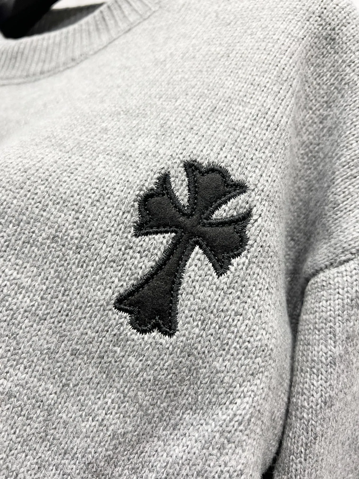P240 High quality, model number: (Q061) Chrome Hearts CH Chrome Hearts patchwork cross hole knitted sweater pullover. It’s a very eye-catching style. It’s the same style for men and women. It’s black and white. It looks great in real life. It looks great in daily wear. It’s even better in photos. It’s hard not to buy it. Buy it for me!!! Believe me, no one can refuse such a long Chrome Hearts jacket. It has an expanded version based on the old version. The upper body is loose and stylish. Casual design with an expanded hem. Fat people are extremely slim. Thin people have a limited height. Ten thousand yuan ZP printing. 1:1 perfect restoration. Looks good when worn alone. Can be easily controlled by both men and women. If you care more about quality, you must also respect the price. It is completely different from the thin transparent bottoms on the market that pill when worn. If the style makes you shine at a glance, then quality is what you should pay more attention to. We focus on quality rather than price. Customers who have received my products all know it. ️️️ Sweaters on the market are generally made of bract core yarn. We use modal. The advantages over core-spun yarn are very intuitive: high cost, high price, high density, relatively expensive for developers, and let us make a lot less money. In addition, it is delicate, has no scum on the upper body, resists pilling, and is high-end. We are conscientious sellers and do not use core-spun yarn. Apart from being cheap, core-spun yarn is really useless. It shrinks, pills, hooks, and makes people pierced. He is proficient in everything. It is 2024. Who doesn’t want to look decent when they go out? Quality determines the upper body effect. No matter how bad the quality, the best style is still the temperament of the urban-rural fringe. We only do long-term business. Quality determines character. Take it back and wear it with confidence and wash it. The quality of the pattern will definitely make your eyes shine. We only make the right version of high quality. We make high-end hard goods. Reject junk goods and reject fast food. Conscientious quality and conscientious price. You deserve it!  Color: Black White Gray Red Size: S M L